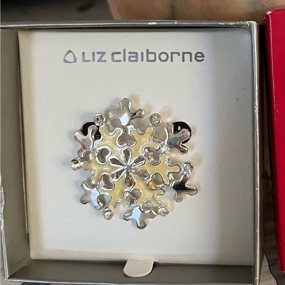 Snowflake brooch NWOT